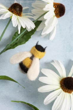 Hawthorn Handmade Bumblebee Brooch Felting Kit