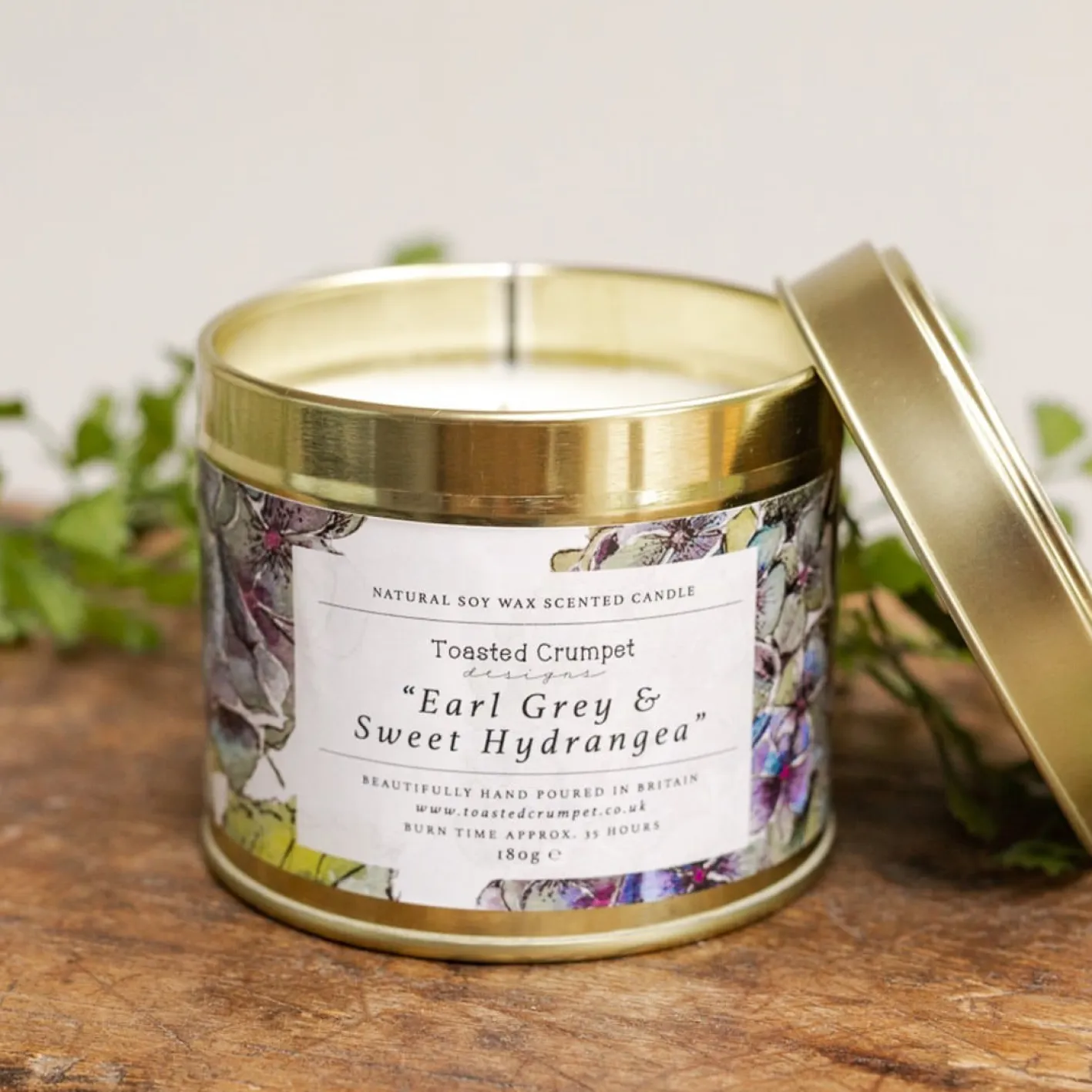 Toasted Crumpet Earl Grey & Sweet Hydrangea Candle in a Matt Gold Tin