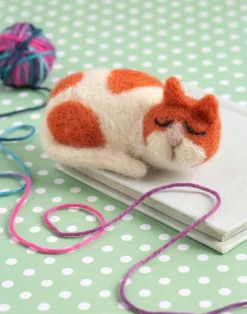 Hawthorn Handmade Snoozing Cat Brooch Felting Kit