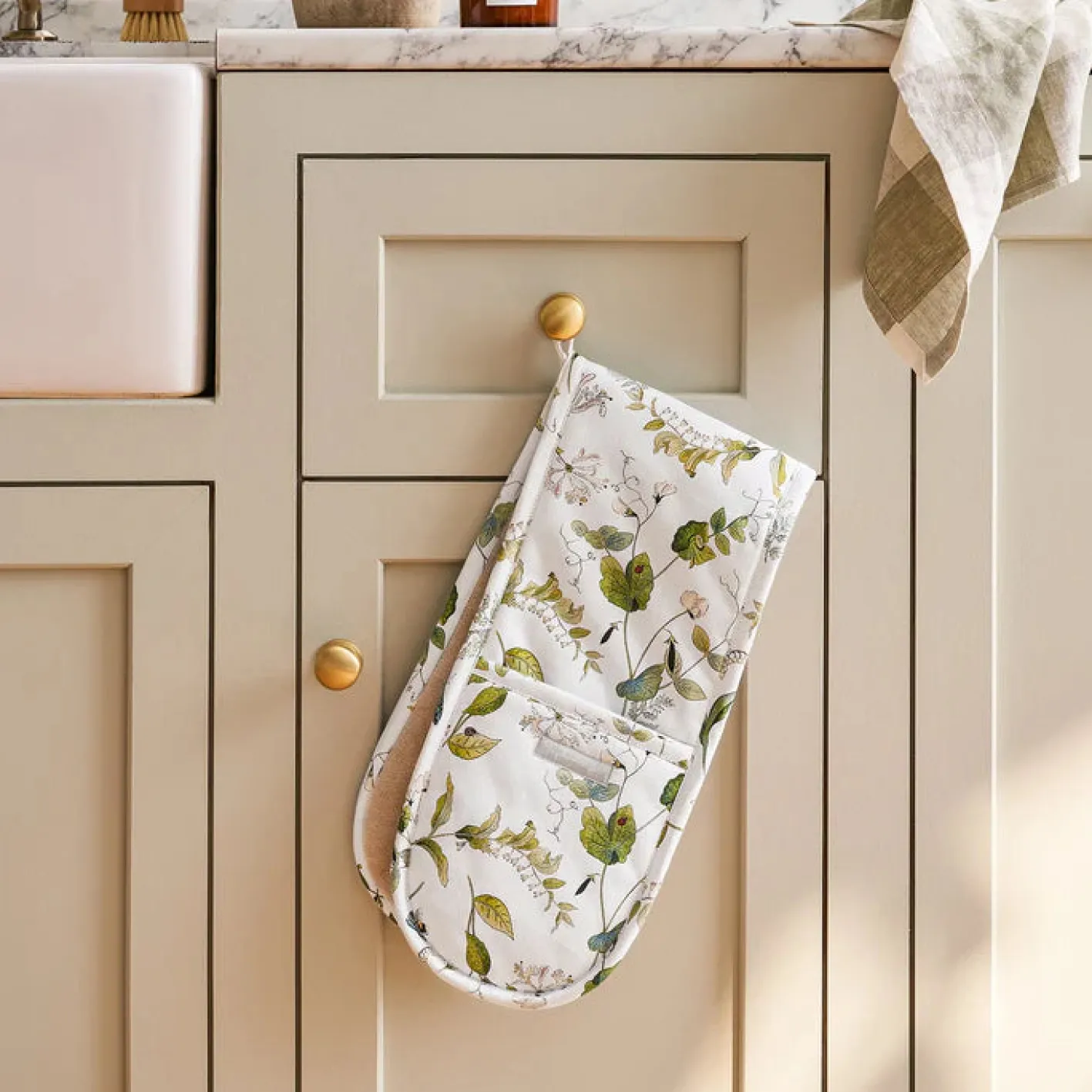 Sophie Allport Wild Floral Double Oven Glove